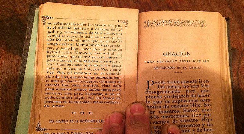 El inaudito hallazgo dentro de un libro de oraciones religiosas que te dejará en shock