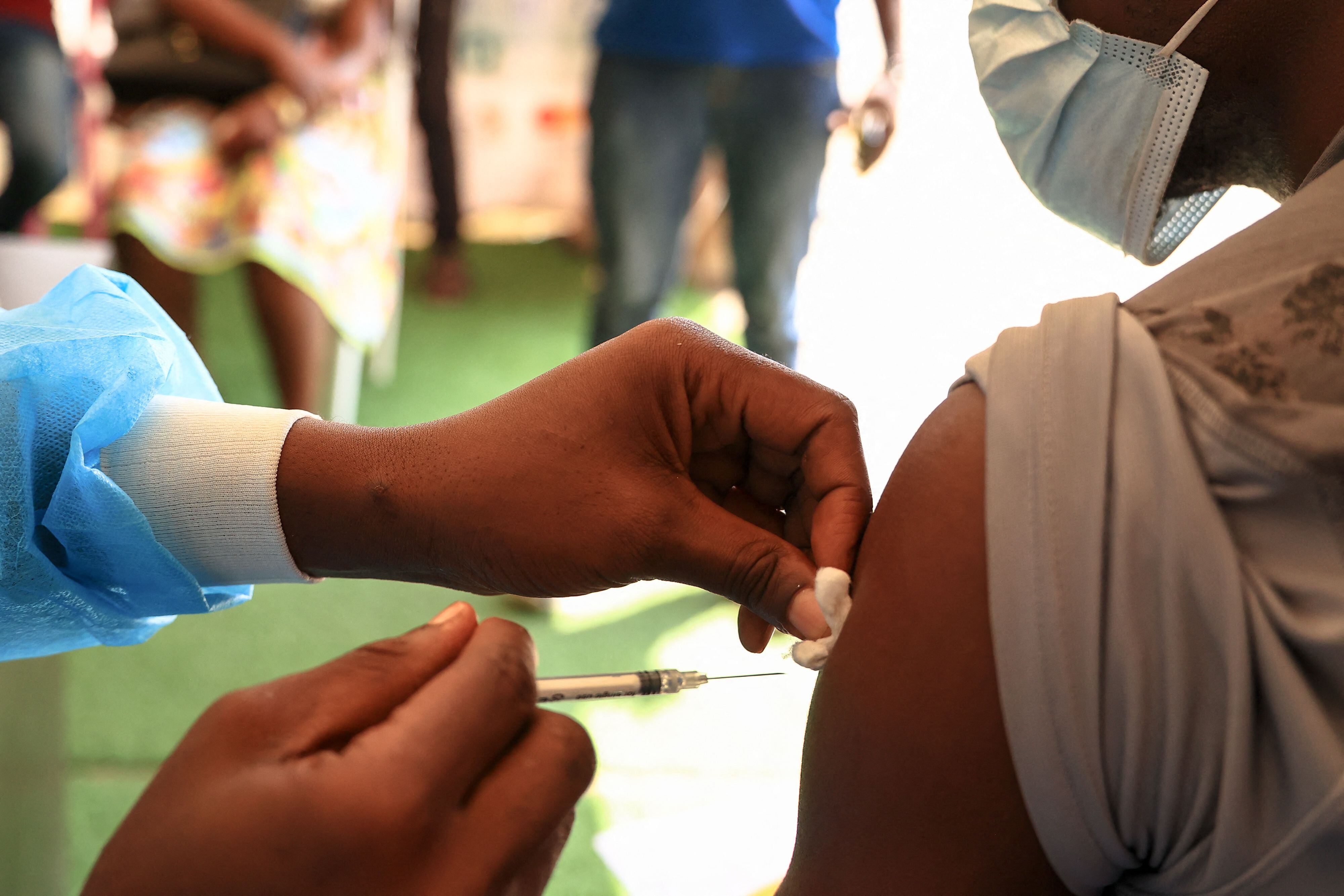 "Para conocimiento de todas las personas que han recibido solamente una dosis, considérese no vacunado", dijo el especialista. (Foto de Daniel Beloumou Olomo / AFP)