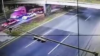 Preciso instante en que un tráiler impacta contra puente peatonal en Texcoco 