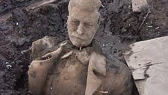 ​Estatua de genocida Stalin emerge en pantano donde estuvo oculta 60 años