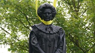 Estatua de ex primera ministra Margaret Thatcher es atacada con huevos y recibe protección