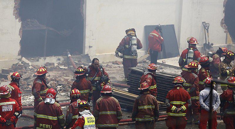 El Agustino: Incendio consumió documentos sobre licitaciones del sector Salud [VIDEOS]