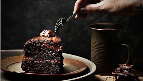 El mezclado de ingredientes de la torta de chocolate tiene que ser rápido para que la mezcla quede uniforme. (Foto: Instagram/ emotionalfoodandtravel)