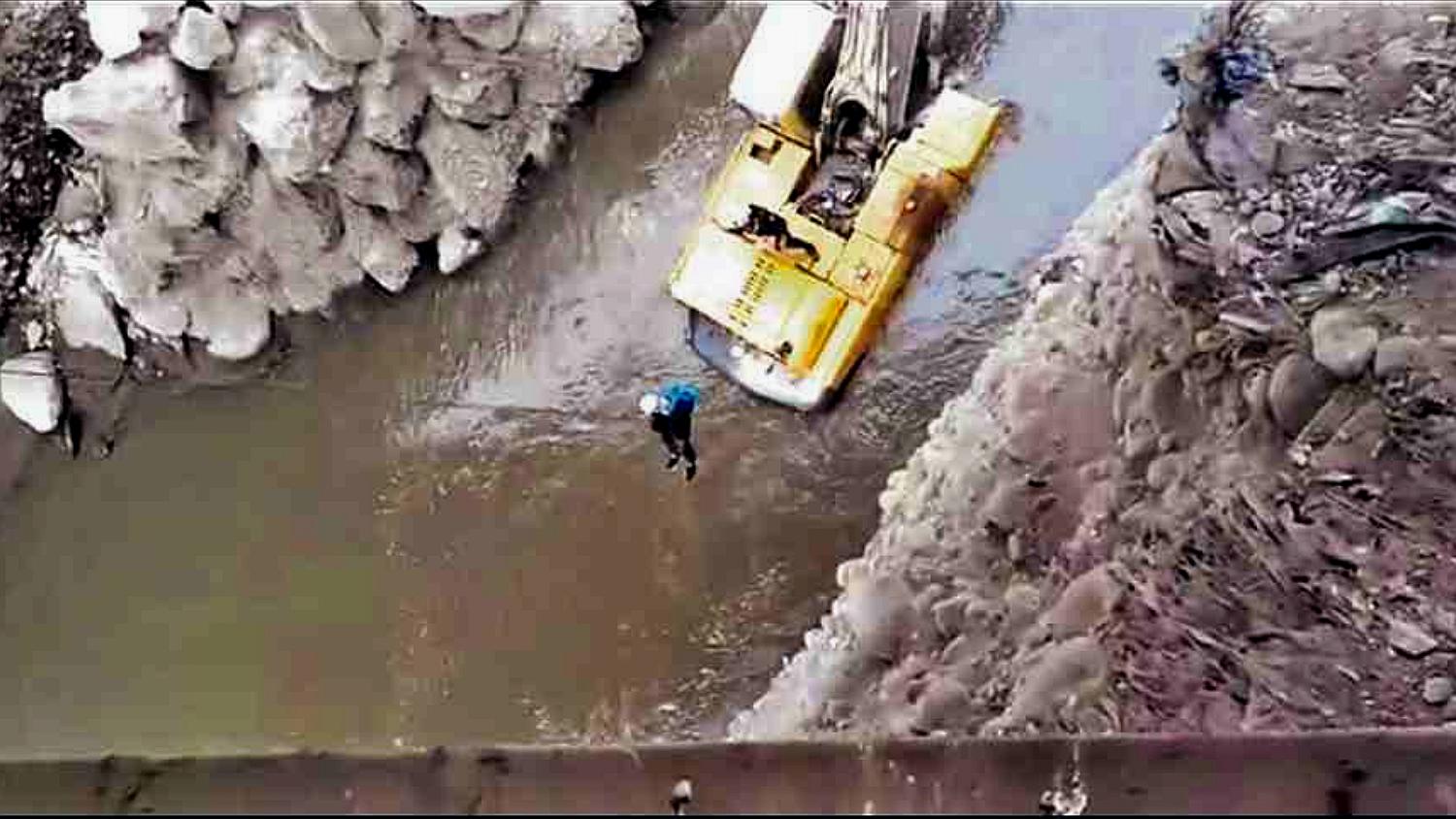 Rescatan a venezolano que quedó atrapado en el río Rímac (FOTO)