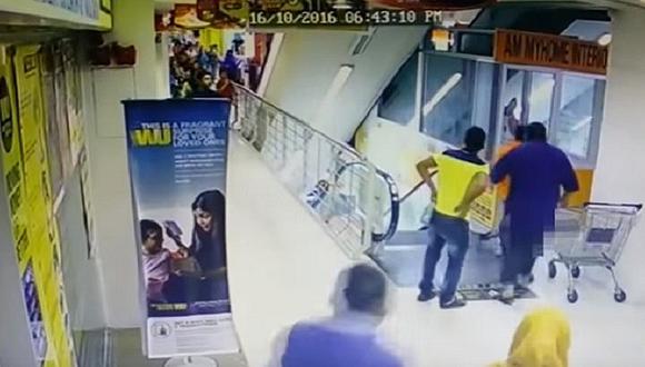 YouTube: Terrible accidente de una niña en centro comercial consterna en redes [VIDEO]