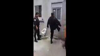 YouTube: Policía trata de abrir una puerta a patadas pero hace el ridículo [VIDEO]
