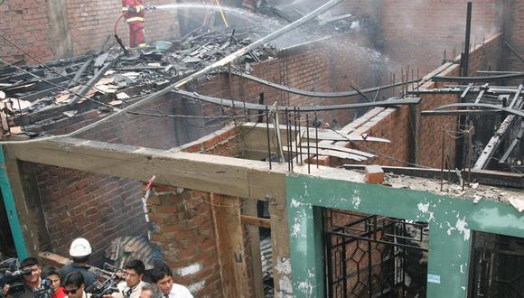 Incendio en fábrica afecta casas en Puente Piedra