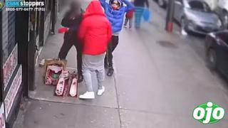 Abuelito es brutalmente golpeado en la calle para robarle y nadie lo ayuda | VIDEO