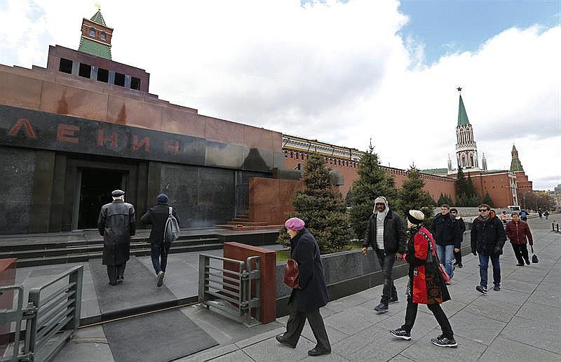 Mausoleo de Lenin reabre al público tras dos meses de retoques a momia 