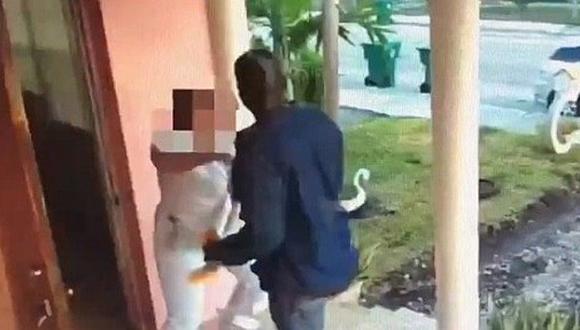 Vídeo muestra a sujeto intentando violar a mujer en la puerta de su casa 
