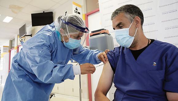Los médicos y enfermeros fueron vacunados contra el COVID-19 desde febrero pasado. (Minsa)