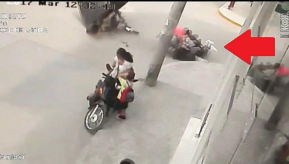 Cámaras captan terrible accidente de niño a bordo de moto (VIDEO)