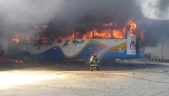 Piura: Incendio en bus alarmó a vecinos y dejó daños materiales (Foto: Facebook)