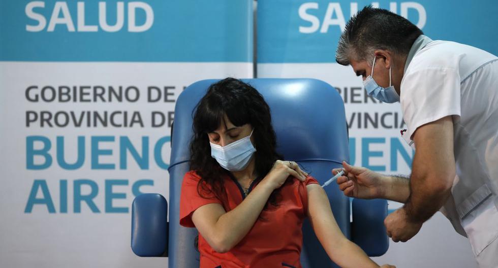 El enfermero Gustavo Rodríguez le da a la Dra. Estefania Zevrnja una inyección de la vacuna rusa Sputnik V para el COVID-19 en el Hospital Dr. Pedro Fiorito en Avellaneda, Argentina, el martes 29 de diciembre de 2020 (AP/Natacha Pisarenko).
