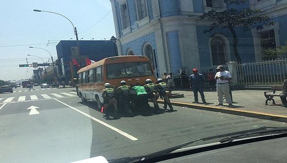 Cercado de Lima: mujeres policías ayudan a bus malogrado y son aplaudidas 