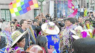 Jude Law baila  con Evo Morales 