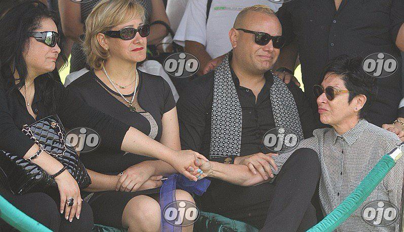 Carlos Cacho rompió en llanto al dar el último adiós a su madre