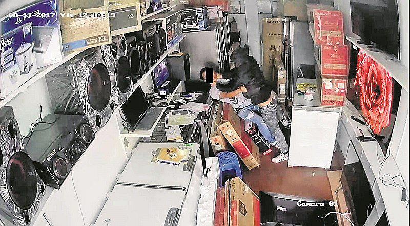 VES: delincuente roba tienda, pero es capturado por mujer policía