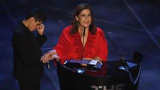 Mujer que narra los partidos a su hijo ciego gana premio a la mejor afición en FIFA The Best 