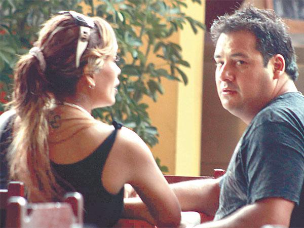 Reaparece con nuevo look