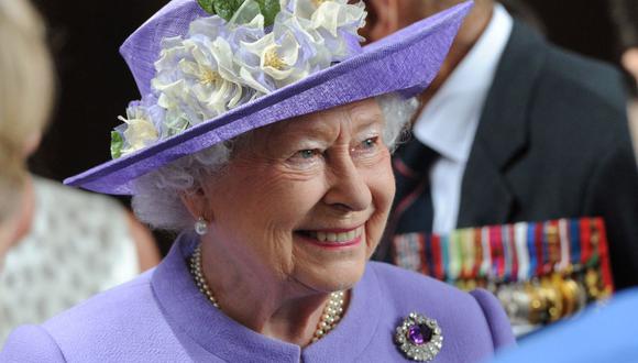 En esta foto de archivo tomada el 28 de junio de 2014, la reina Isabel II de Gran Bretaña sonríe mientras asiste a un servicio solemne de cabeza de tambor en el Royal Hospital Chelsea de Londres. (Foto de STUART C. WILSON / AFP)