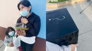 Desconocido entrega regalo a madre ambulante y llora de emoción