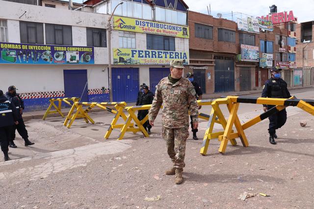 Cierran calles de Juliaca con tranqueras como parte de la lucha contra el coronavirus en esta ciudad. (Foto: Municipio Provincial de San Román)
