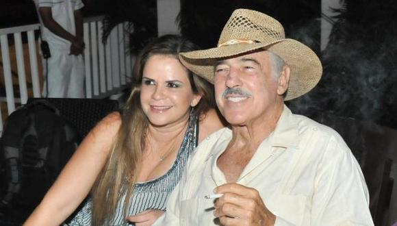 Junto a su esposa Margarita Portillo, quien lo cuida y vigila a diario (Foto: Andrés García / Instagram)