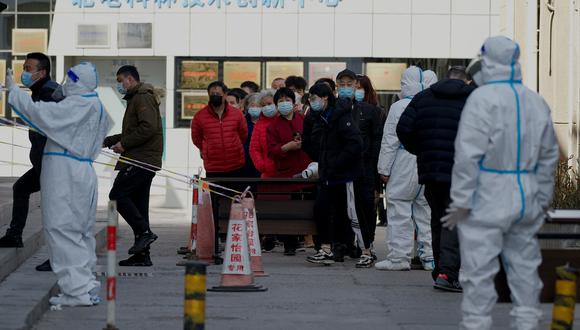 People queue for a swab test for Covid-19 coronavirus at a swab collection site in Beijing on March 21, 2022. (Photo by Noel Celis / AFP)