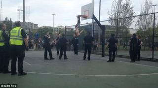Hombre apareció colgado de un aro de baloncesto tras una borrachera [VIDEO]