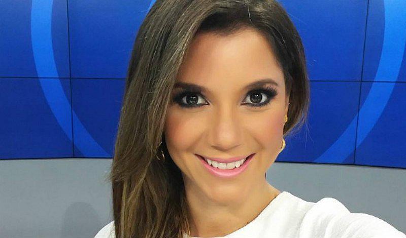 ¡Cuando los amarres y la gamuza llegan a los noticieros! ¡Alexandra Hörler y su look super chic! [FOTOS]