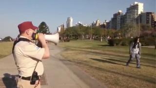 Guardia llama la atención de ciudadanos que no usan mascarilla usando el humor