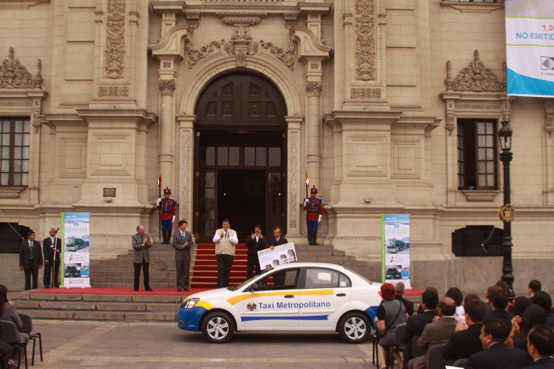Alan García entregó el auto número 100 mil convertido a gas natural