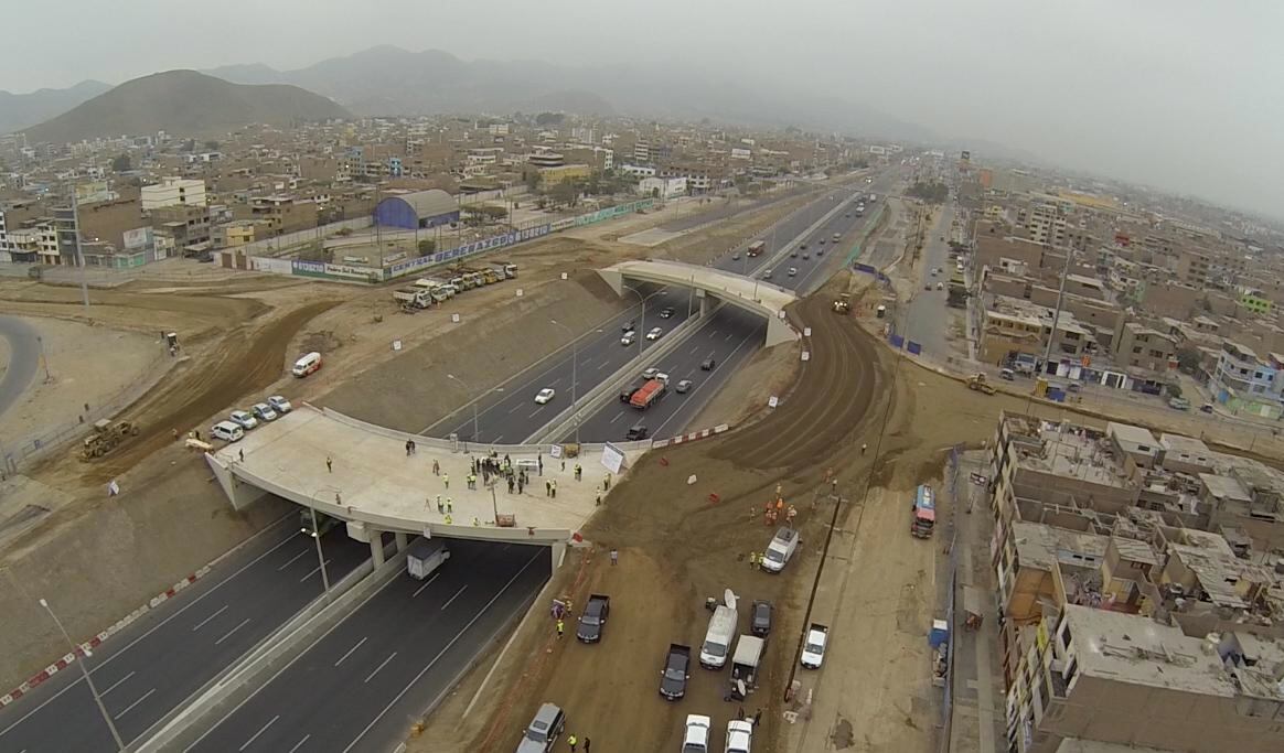 Vecinos de Los Olivos y San Martín Porres protestan por retiro de puente