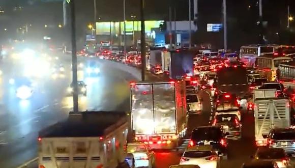 Gran congestión vehicular en la Panamericana Sur. (Foto: captura | 24 Horas)