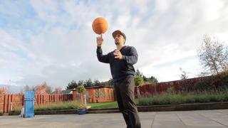 Joven revela el sencillo truco para hacer girar un balón de basket sobre el dedo