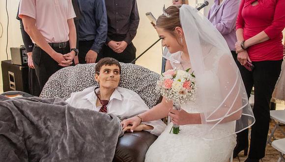 Joven con cáncer se casa, horas antes de morir, con el amor de su vida (FOTOS)