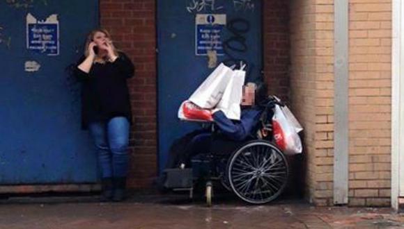 Facebook: Usa como carrito de carga a anciano en silla de ruedas y la despiden 
