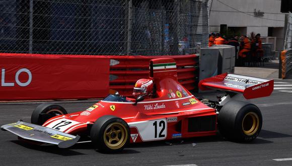 El líder del campeonato mundial de Fórmula 1, Charles Leclerc, estrelló un Ferrari 312B3 en el GP de Mónaco Histórico. Véase la pieza que cae entre las llantas.