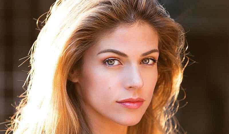 Stephanie Cayo lució hermoso look durante estreno de la película 'Yucatán'