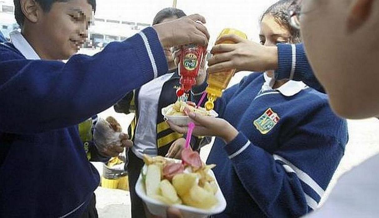 Prohíben a quioscos y comedores de colegios vender comida chatarra