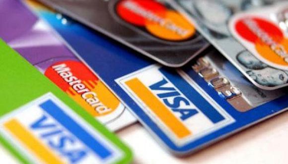 Privan de su libertad a mujer por intentar viajar con 104 tarjetas de crédito 