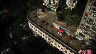 Techo de edificio tiene una calle con carros incluidos y que circulan | VIDEO