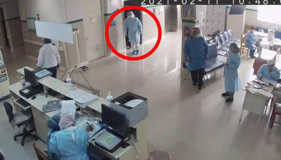 Policía se pone traje médico para ver a su papá en hospital y lo encuentra muerto