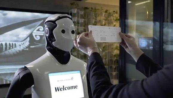 ​​Robots humanoides atienden a pasajeros en aeropuerto internacional (VIDEO)