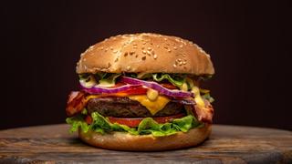 Comer para vivir: ¿Qué tan saludable es (o puede ser) una hamburguesa?