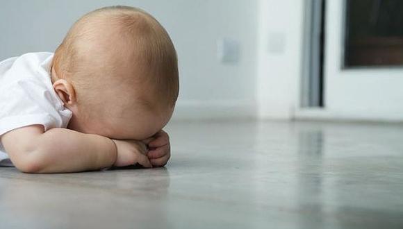 Bebé de 4 meses muere al caer de las escaleras cuando iba en brazos de un padre 