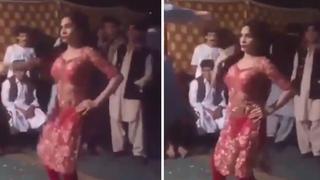 Hombre patea a mujer que dio un baile en público | VIDEO