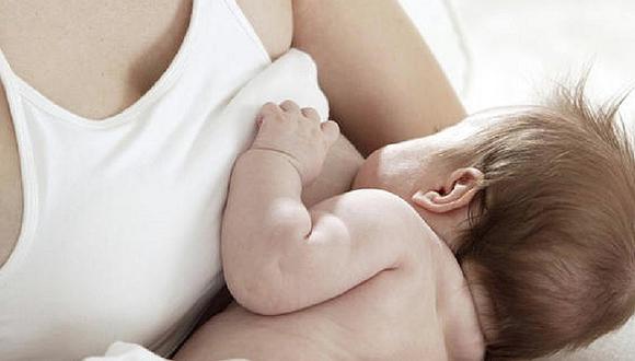Mujer transgénero puede amamantar por primera vez a su bebé 