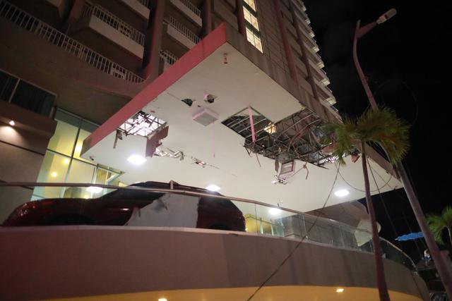Vista general de daños en los edificios de la zona hotelera este martes, debido al sismo de 7.1 en el balneario de Acapulco en el estado de Guerrero (México). (Foto: EFE/David Guzmán)